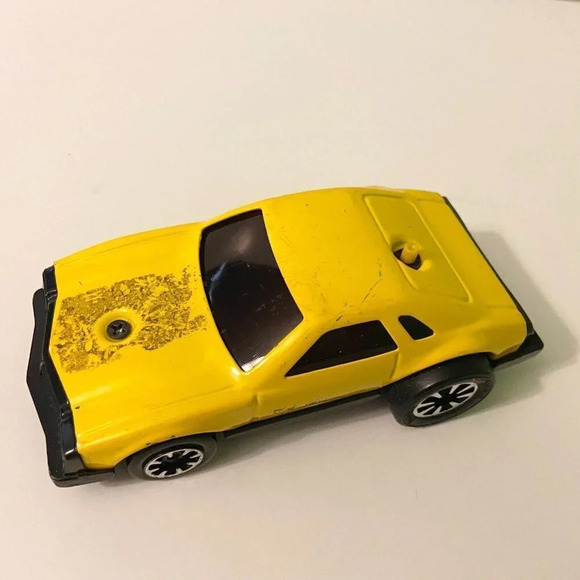 Vintage  Tonka Clutch Poppers Chevrolet Laguna 5 Inch Yellow Car - Picture 2 of 11
